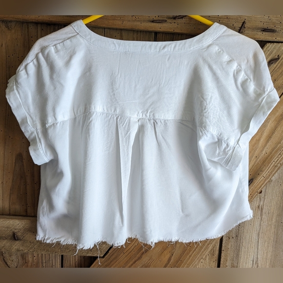 Rose & Olive Top Women's cropped white distressed hem Size M Short sleeve W-1 - Picture 2 of 8